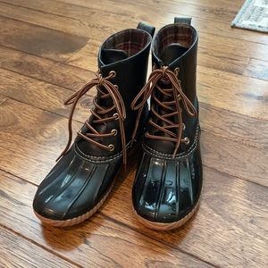 Steve Madden lightweight water resistant boots